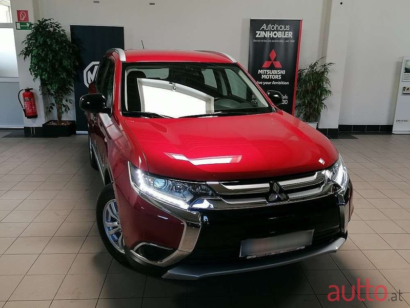 2016' Mitsubishi Outlander photo #2