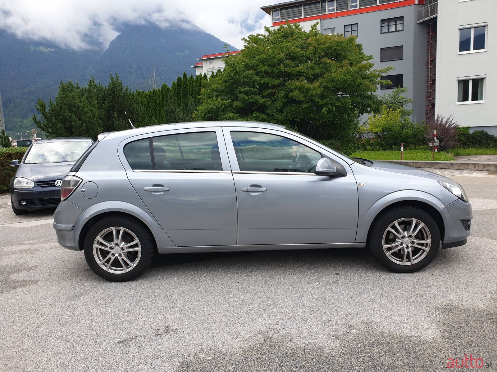 2011' Opel Astra H photo #2