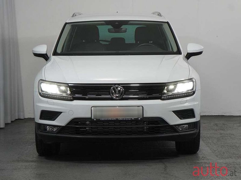 2019' Volkswagen Tiguan photo #2