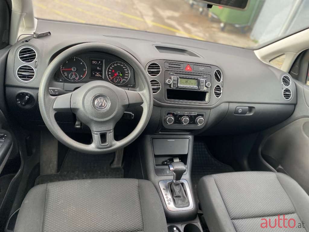 2010' Volkswagen Golf photo #6