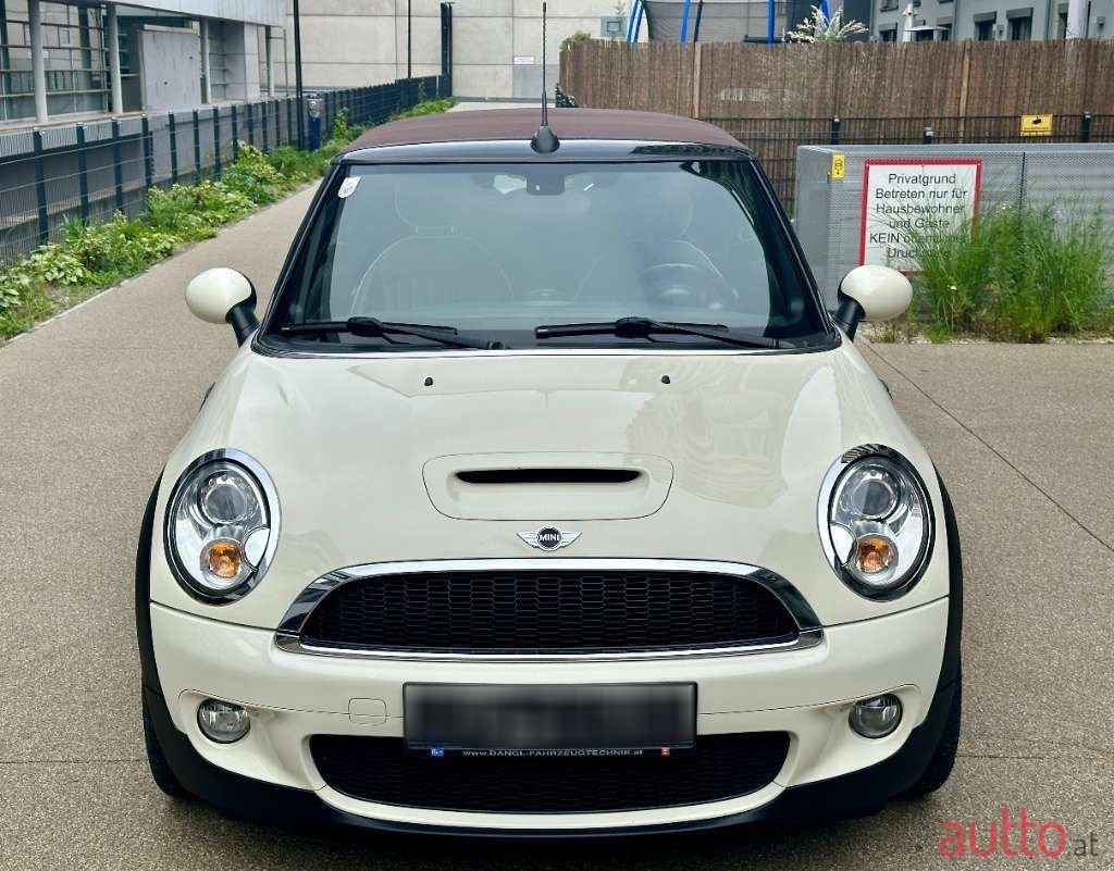 2010' MINI Cabrio photo #3