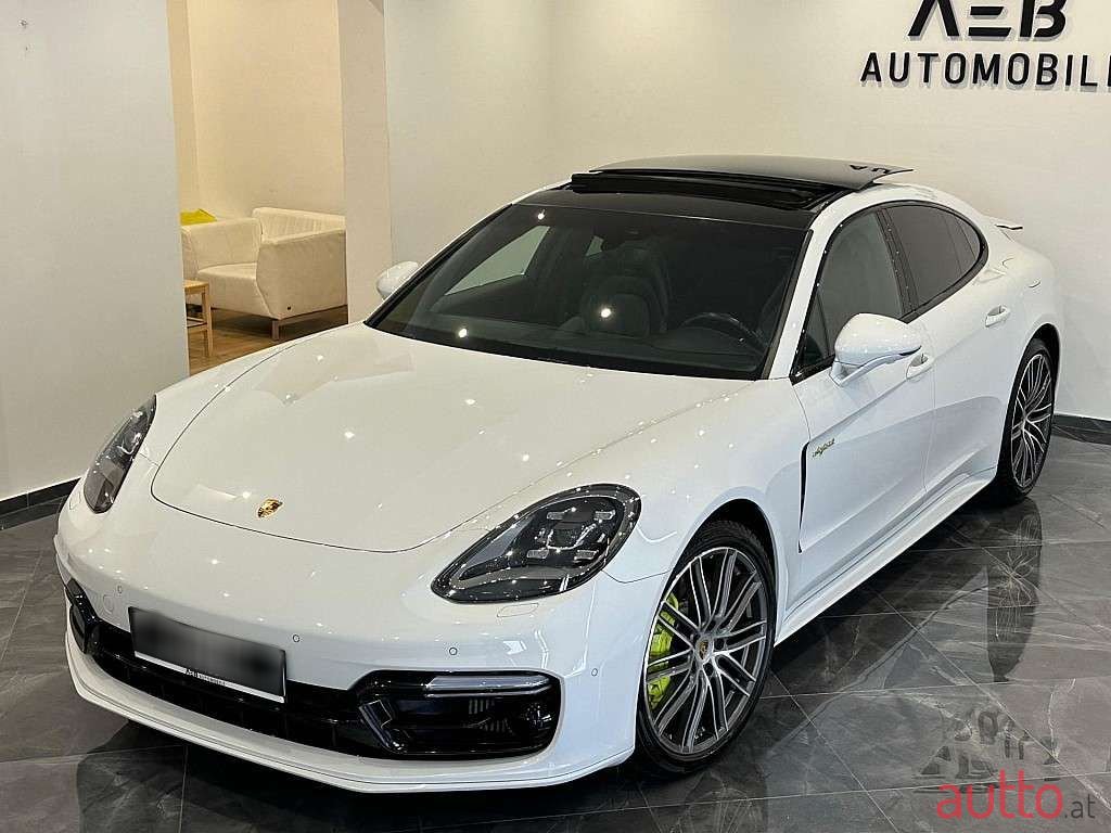 2018' Porsche Panamera photo #2