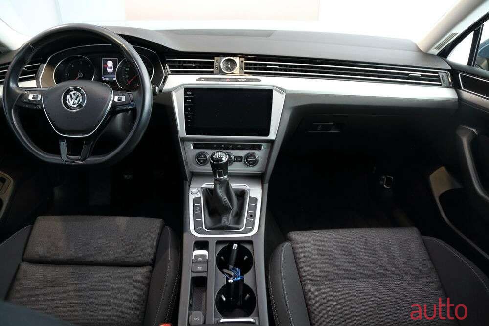 2018' Volkswagen Passat photo #4