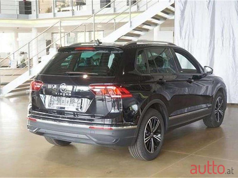 2021' Volkswagen Tiguan photo #3