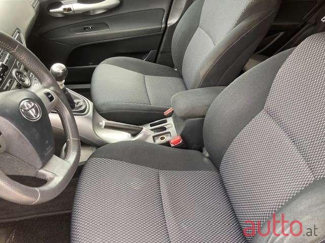 2011' Toyota Auris photo #5