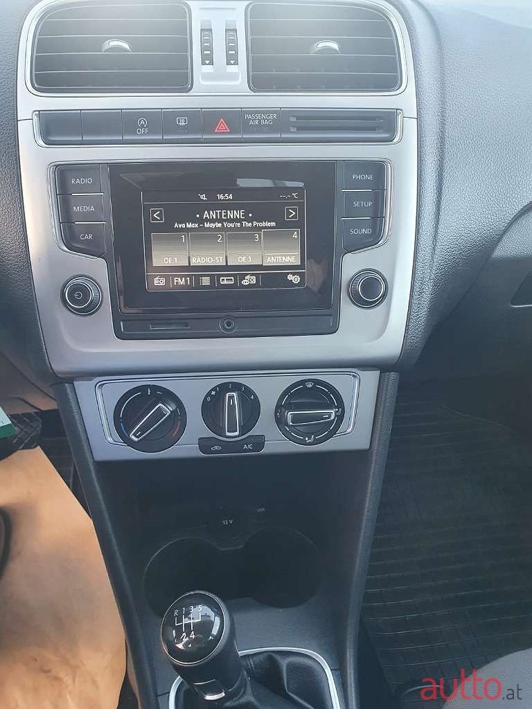 2015' Volkswagen Polo photo #6