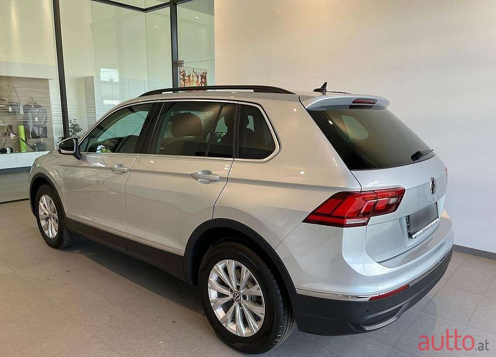 2022' Volkswagen Tiguan photo #2
