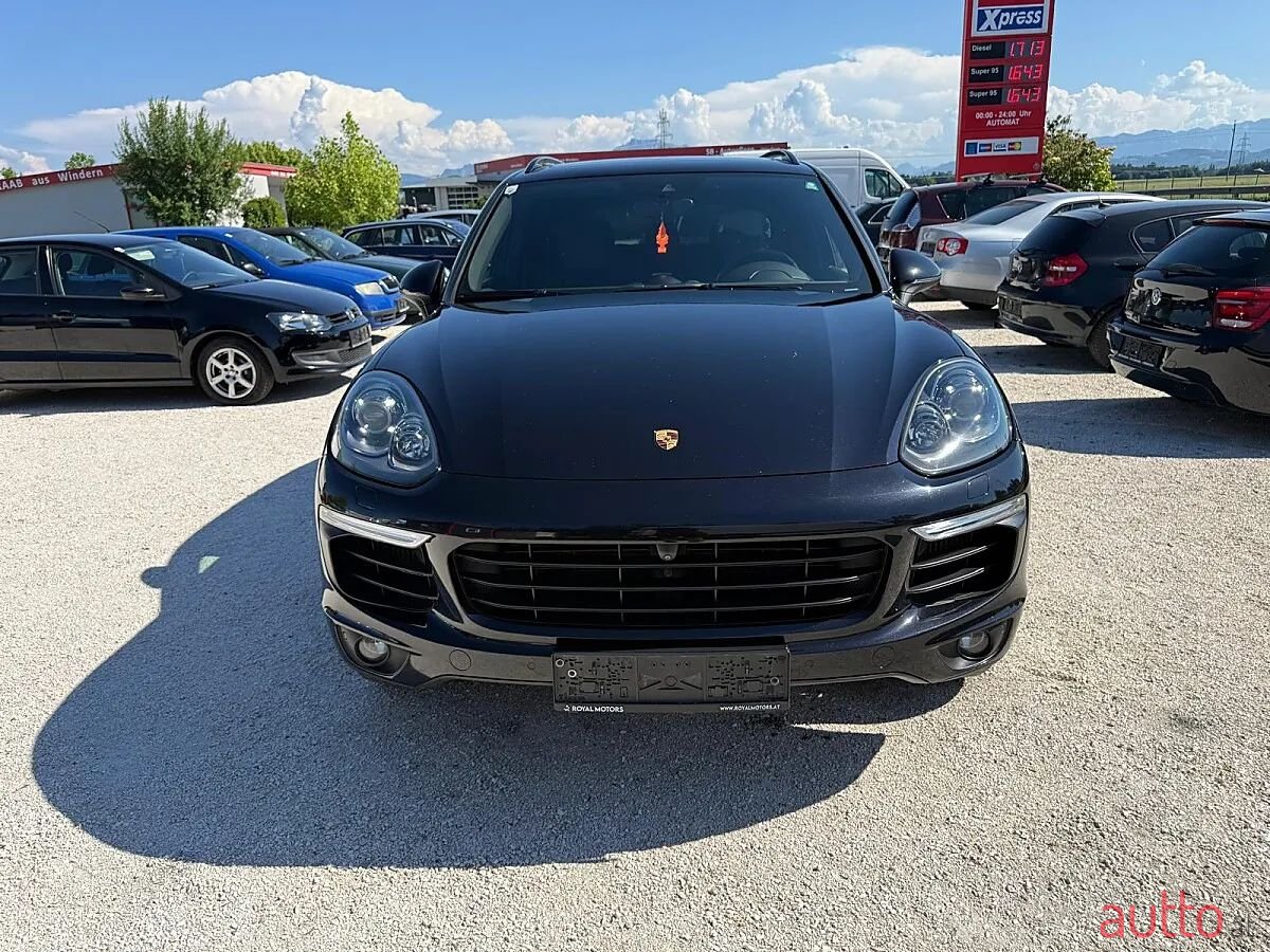 2015' Porsche Cayenne photo #2