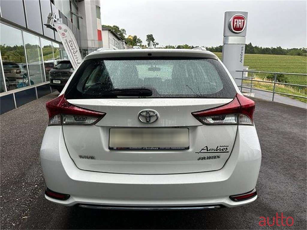 2015' Toyota Auris photo #4