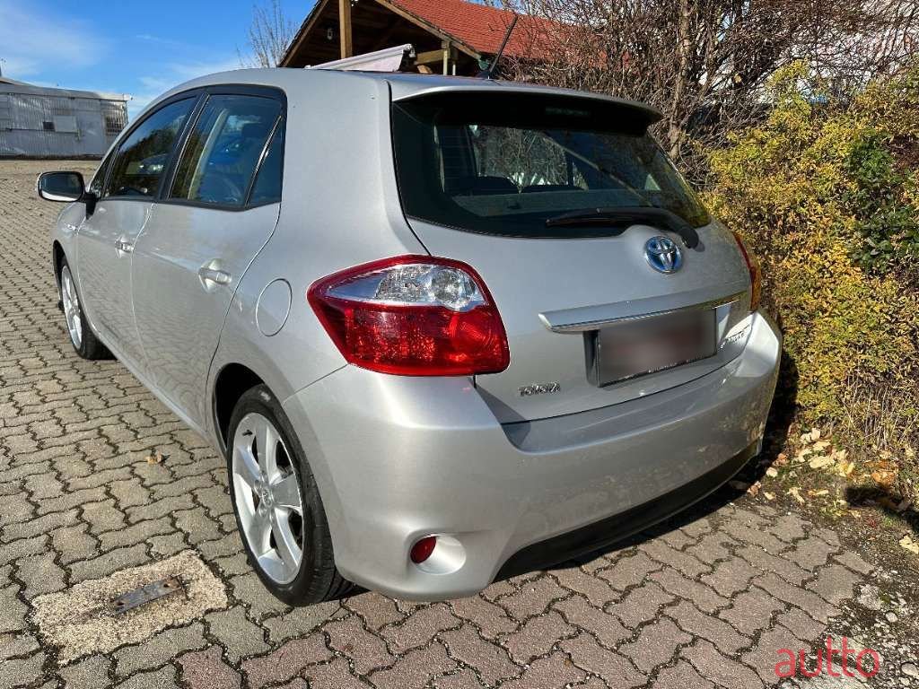 2011' Toyota Auris photo #5