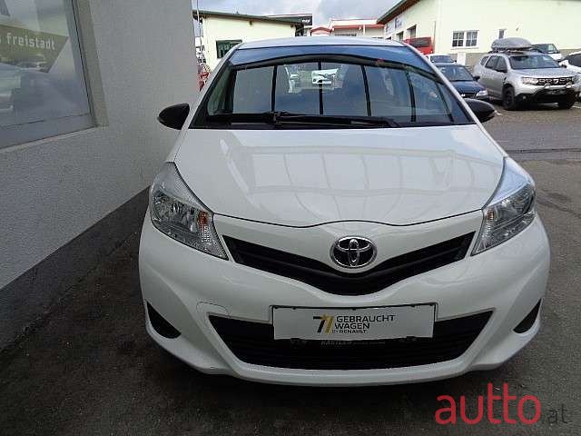 2012' Toyota Yaris photo #3