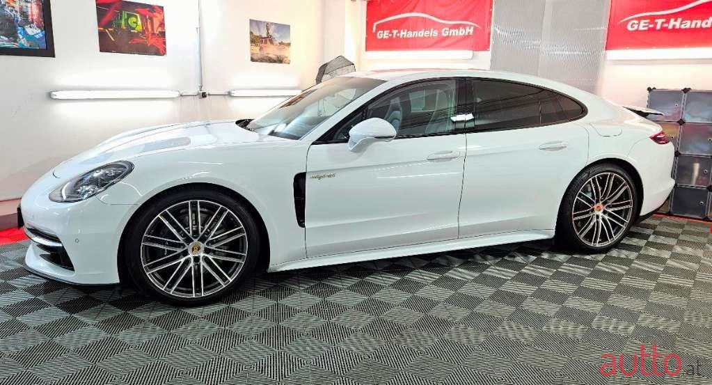 2017' Porsche Panamera photo #2