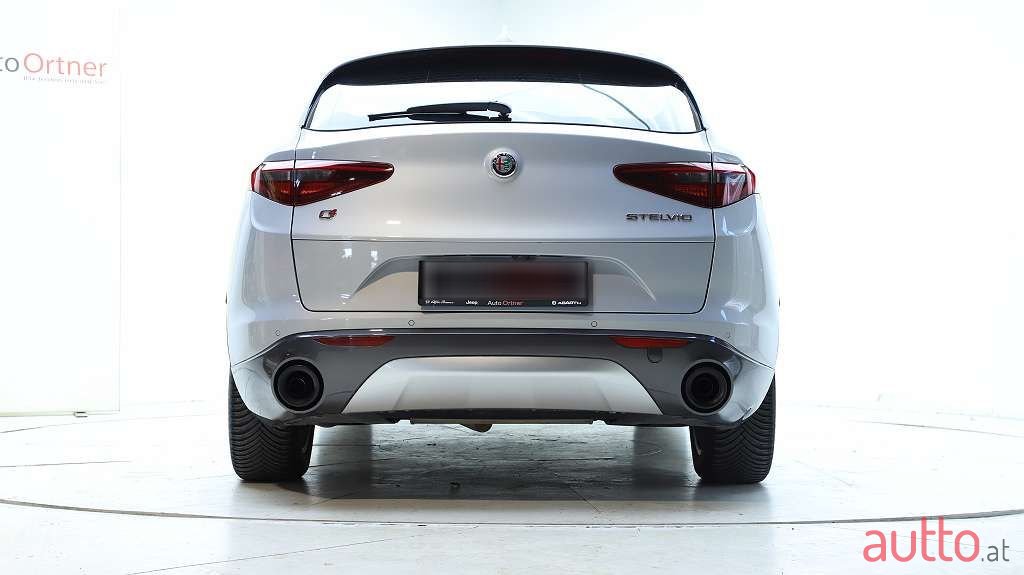 2022' Alfa Romeo Stelvio photo #5