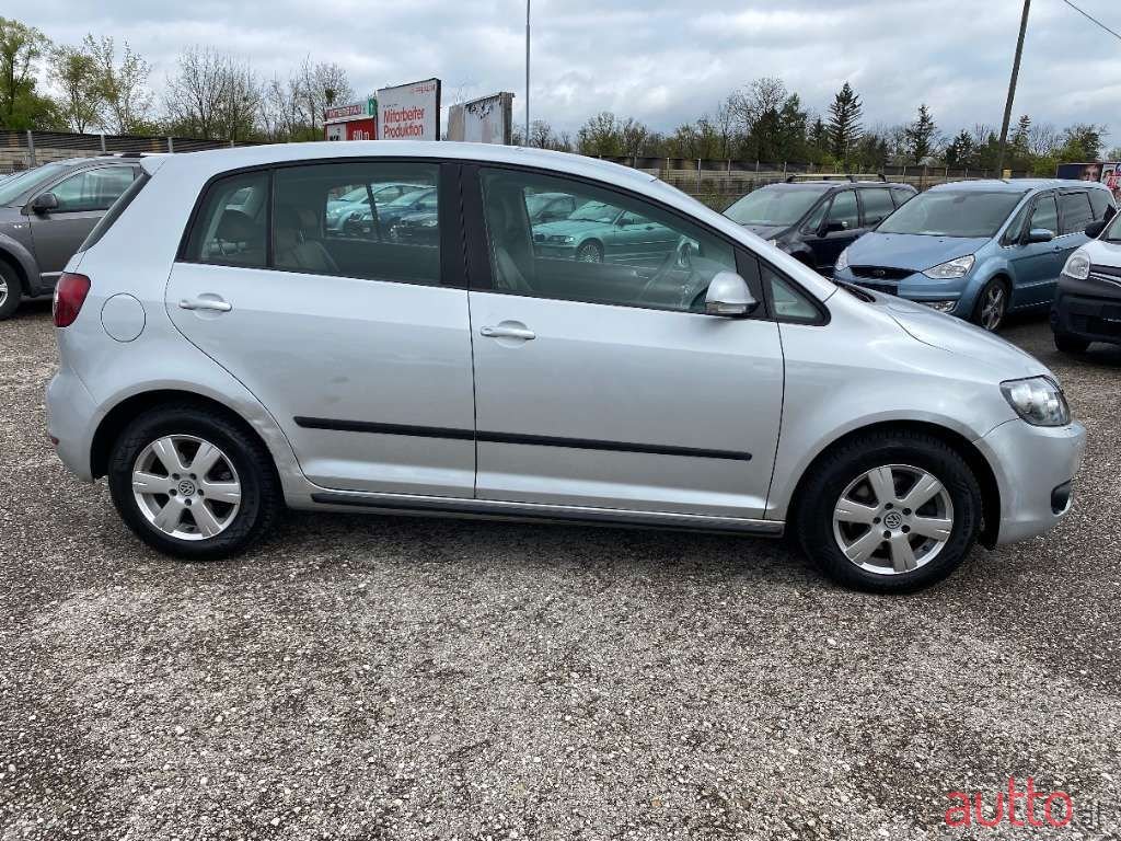 2009' Volkswagen Golf photo #3