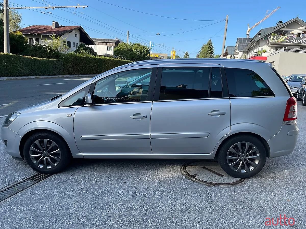 2011' Opel Zafira photo #6