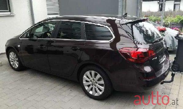 2012' Opel Astra photo #1