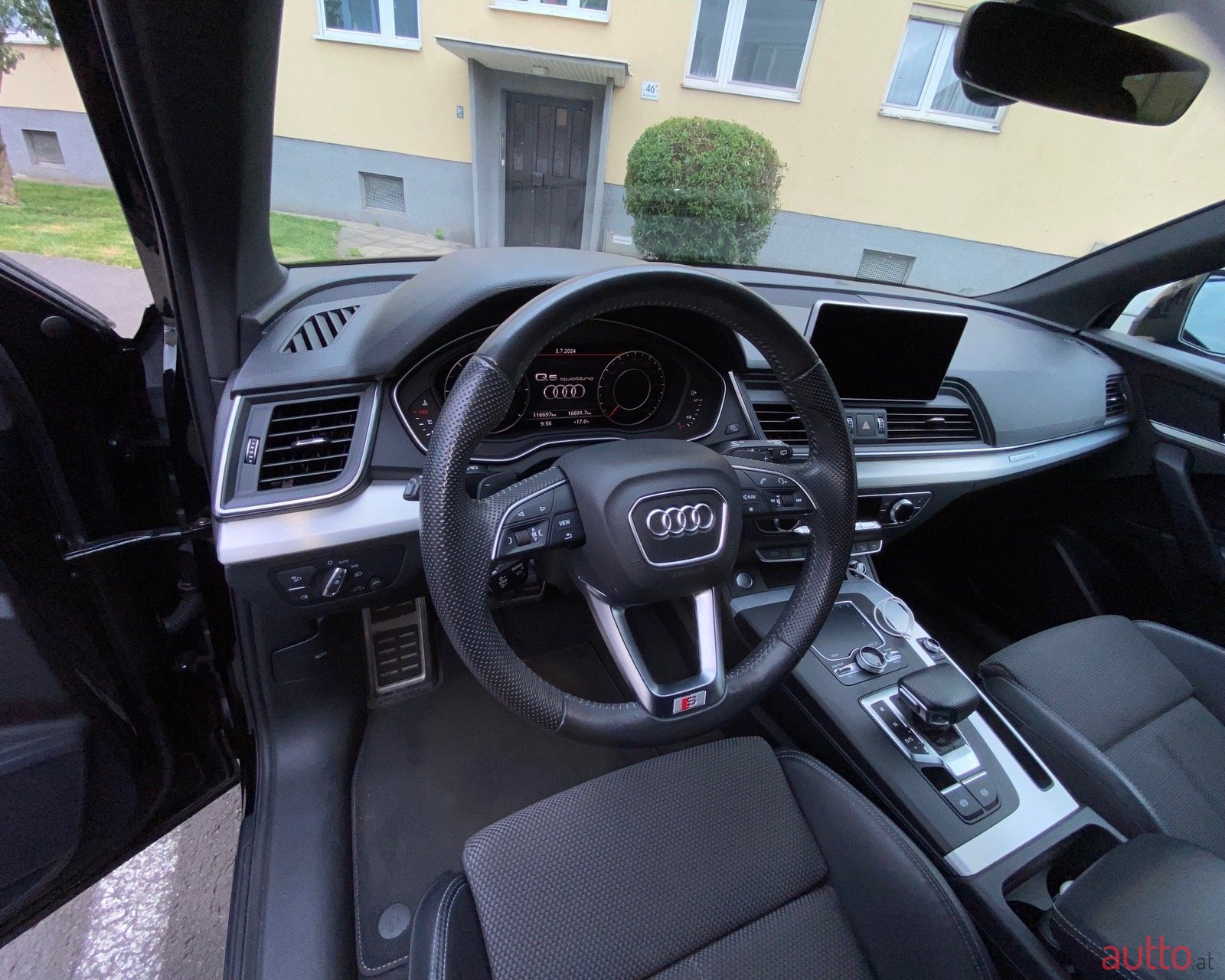 2019' Audi SQ5 photo #6