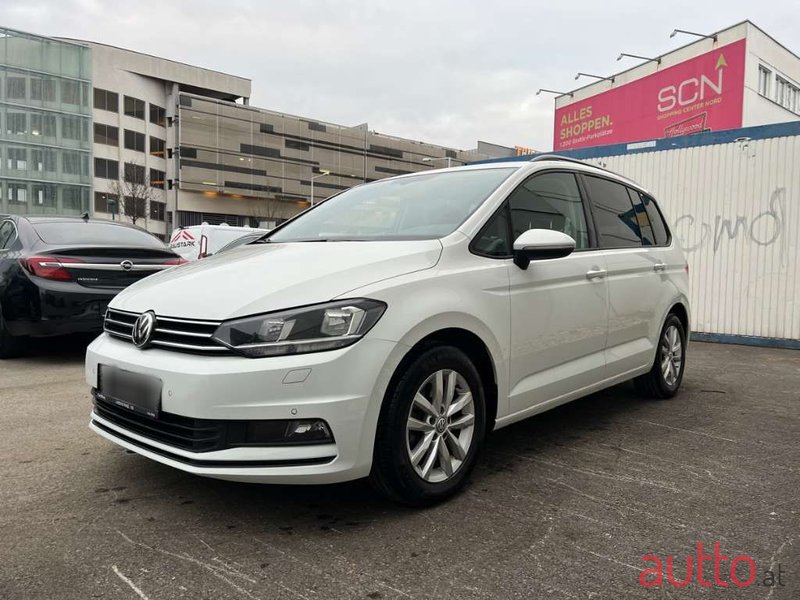 2019' Volkswagen Touran photo #3