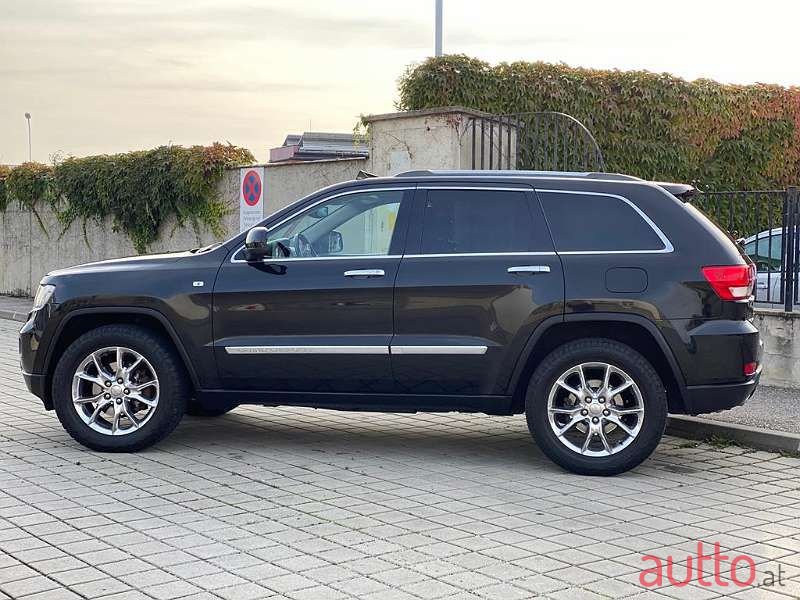 2011' Jeep Grand Cherokee photo #3