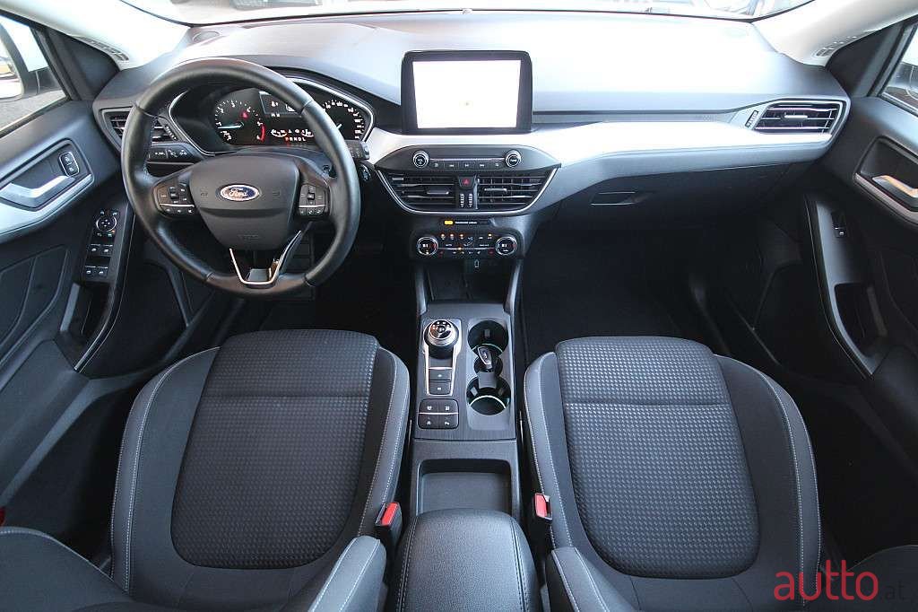 2020' Ford Focus photo #3