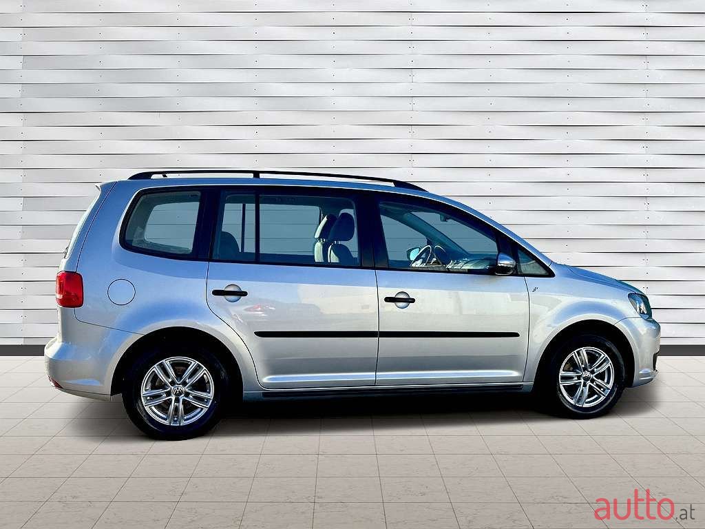 2011' Volkswagen Touran photo #6