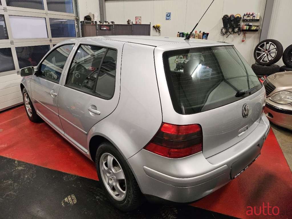 2002' Volkswagen Golf photo #3