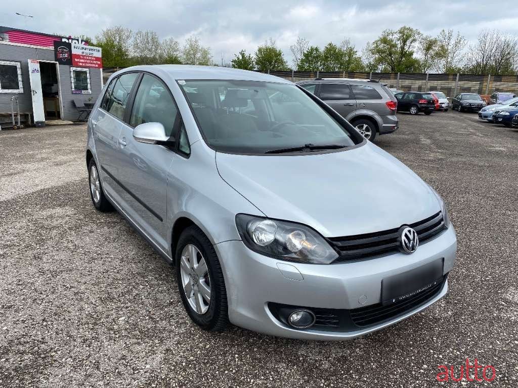 2009' Volkswagen Golf photo #1