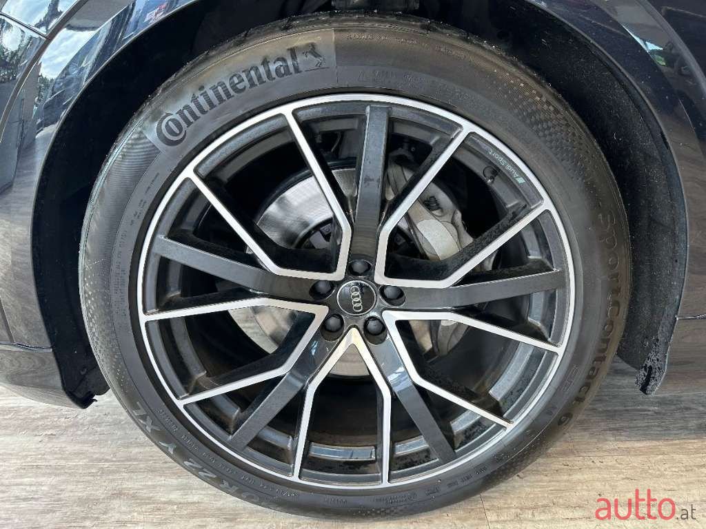 2019' Audi Q8 photo #5