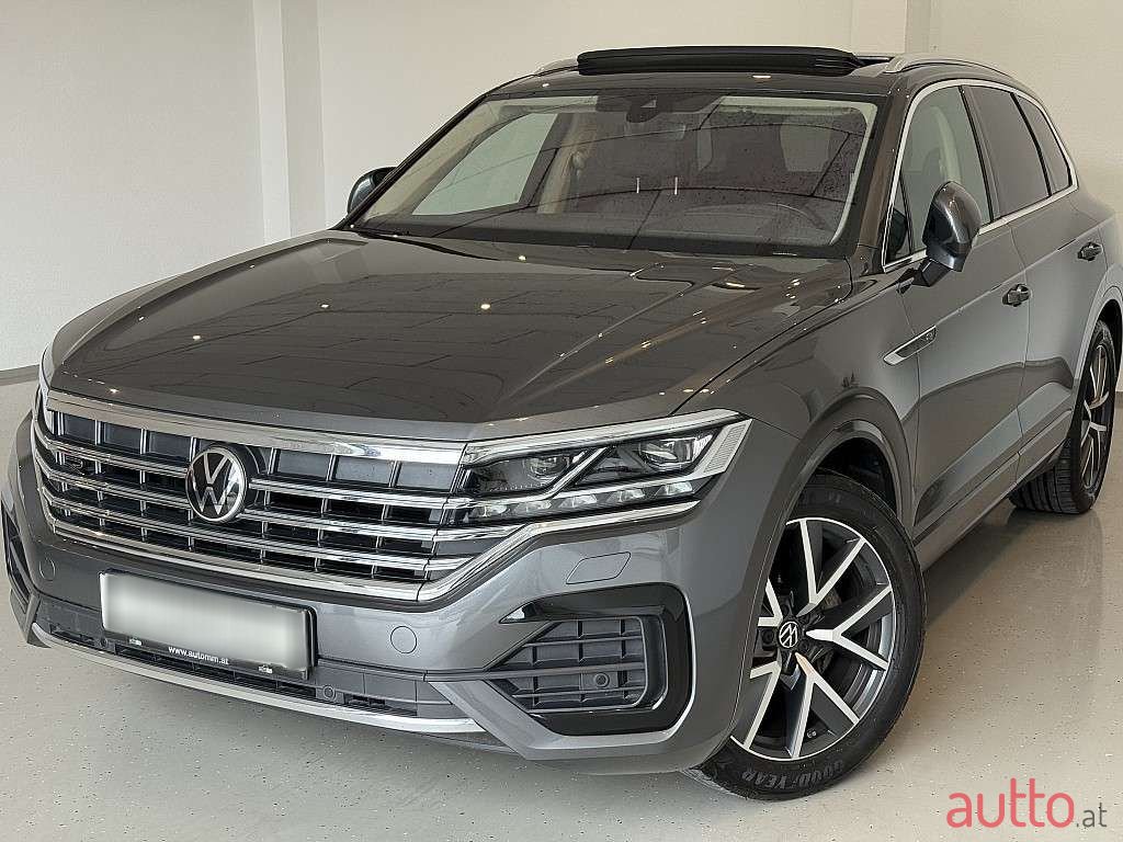 2022' Volkswagen Touareg photo #1