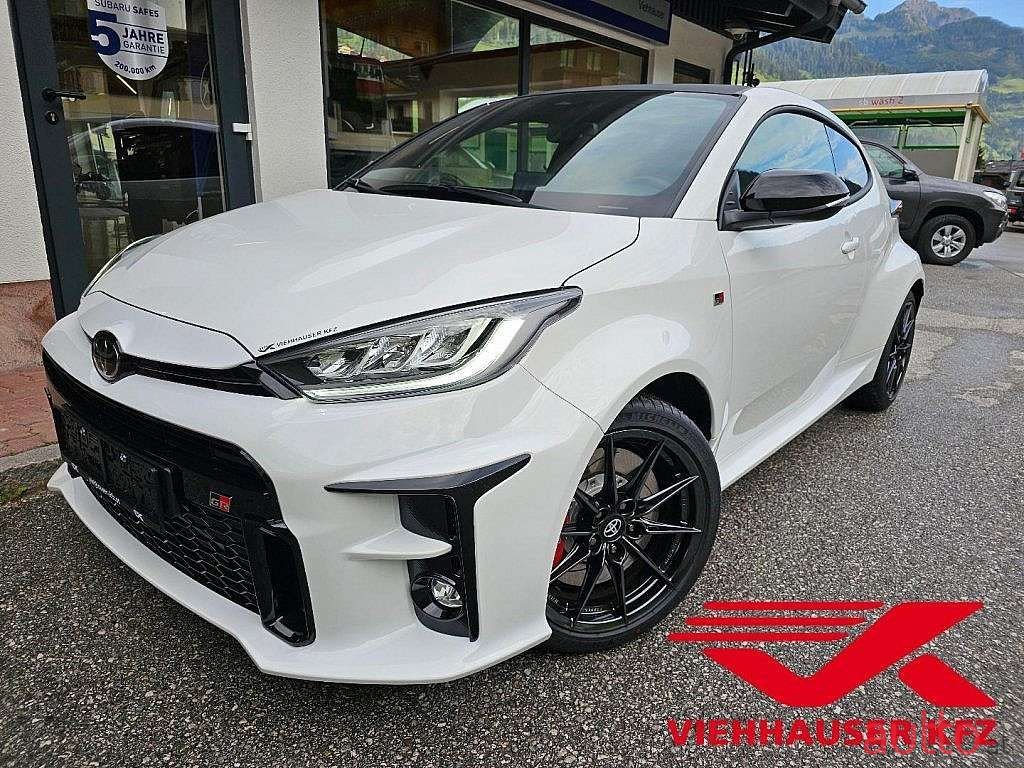 2024' Toyota Yaris photo #1