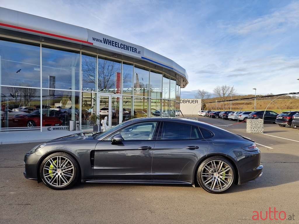 2017' Porsche Panamera photo #4