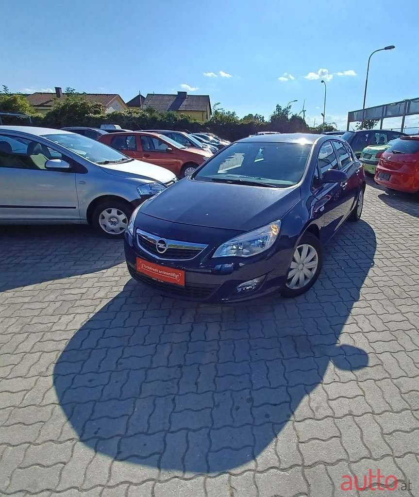 2012' Opel Astra photo #3