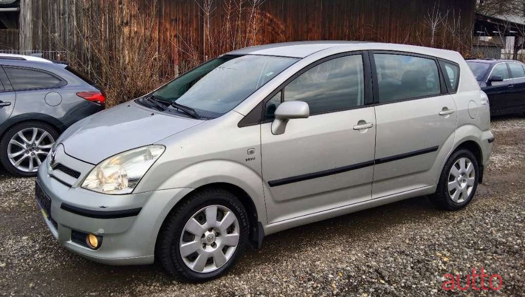 2005' Toyota Corolla Verso photo #2