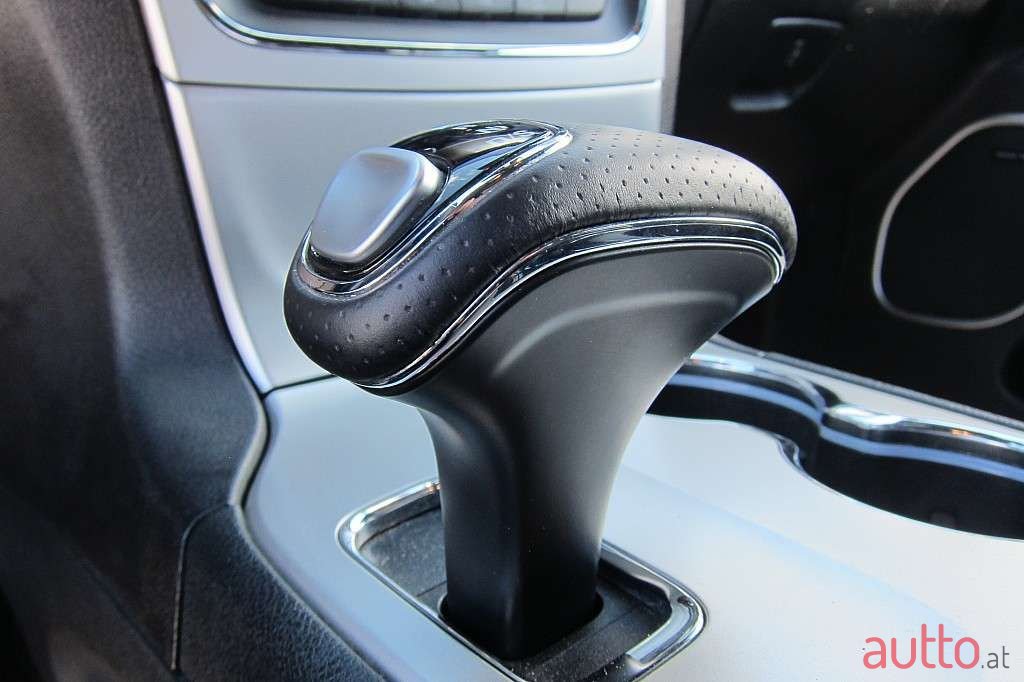 2016' Jeep Grand Cherokee photo #6