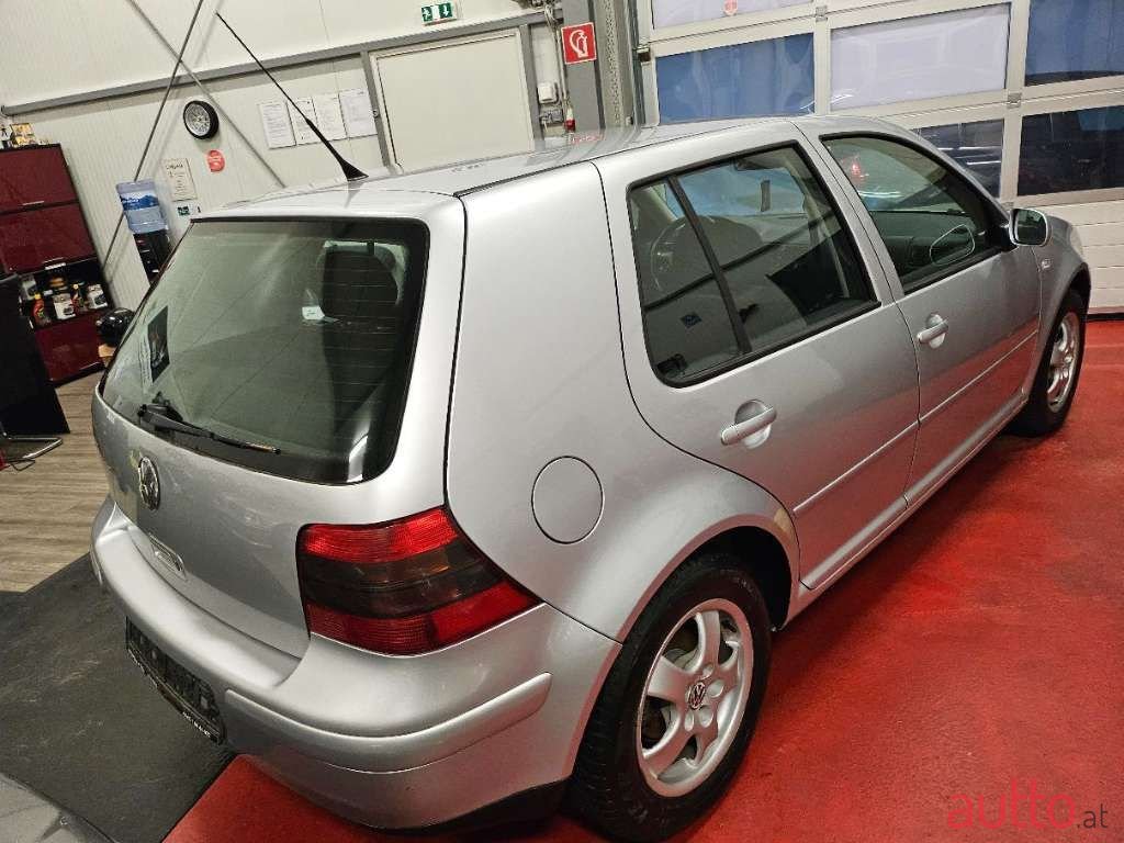 2002' Volkswagen Golf photo #4