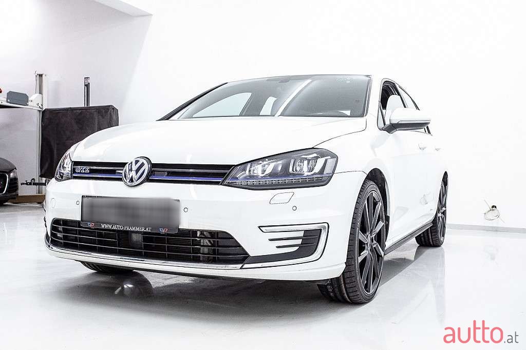 2017' Volkswagen Golf photo #4