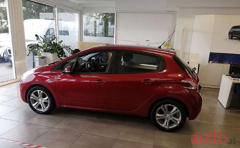 2012' Peugeot 208 photo #1