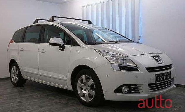 2011' Peugeot 5008 photo #1