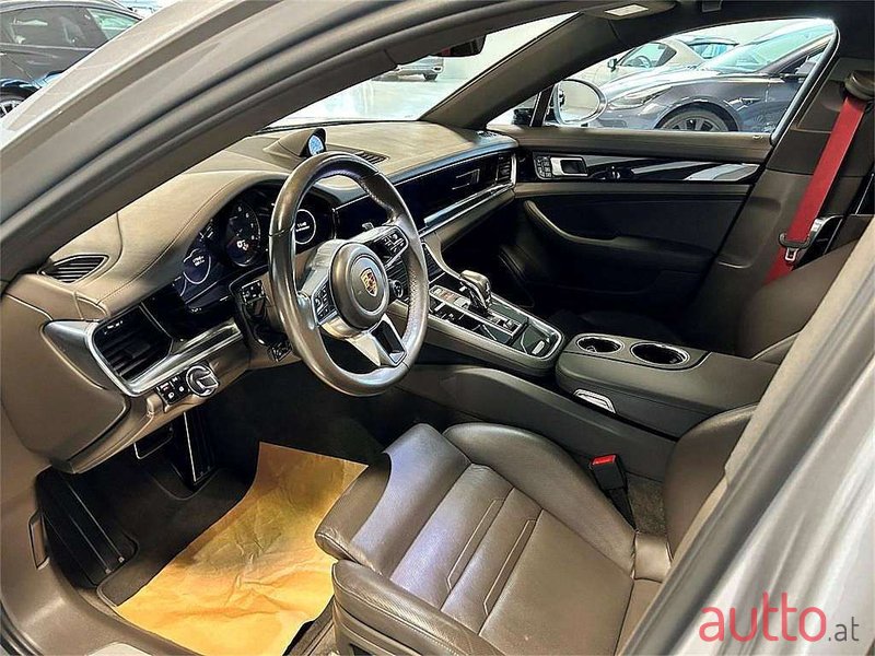 2018' Porsche Panamera photo #2