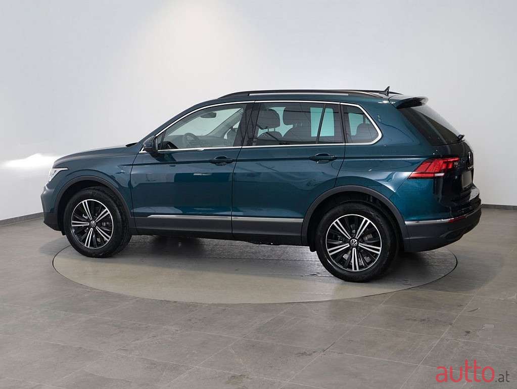 2023' Volkswagen Tiguan photo #2
