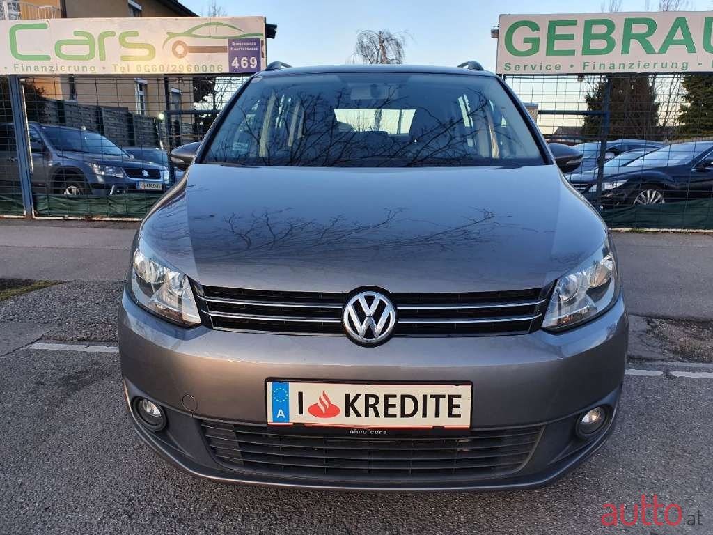 2011' Volkswagen Touran photo #3