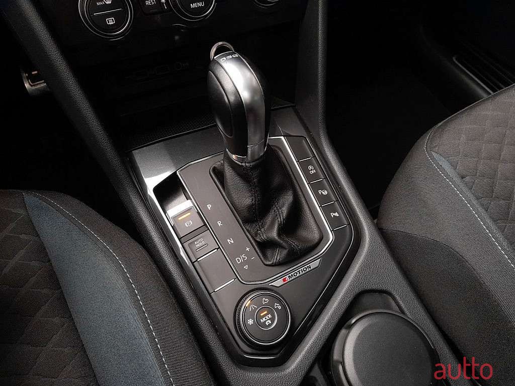 2019' Volkswagen Tiguan photo #5