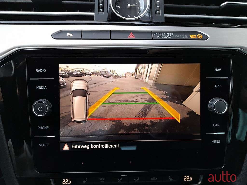 2019' Volkswagen Passat photo #3