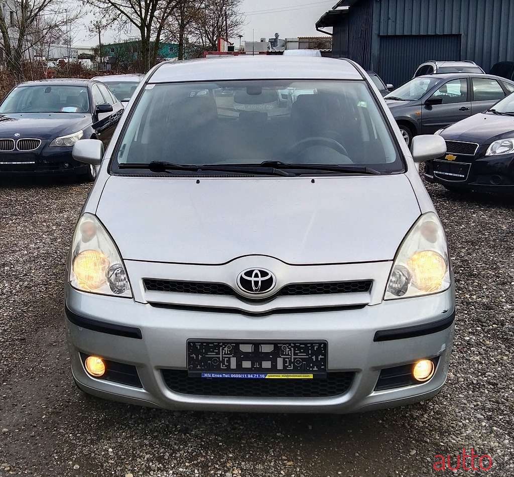 2005' Toyota Corolla Verso photo #5