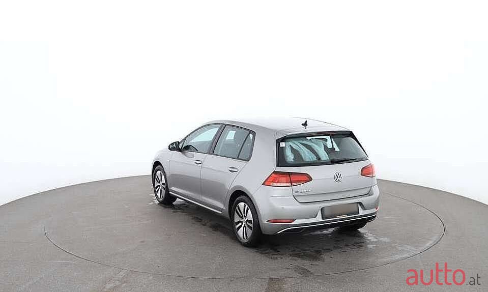 2018' Volkswagen Golf photo #4