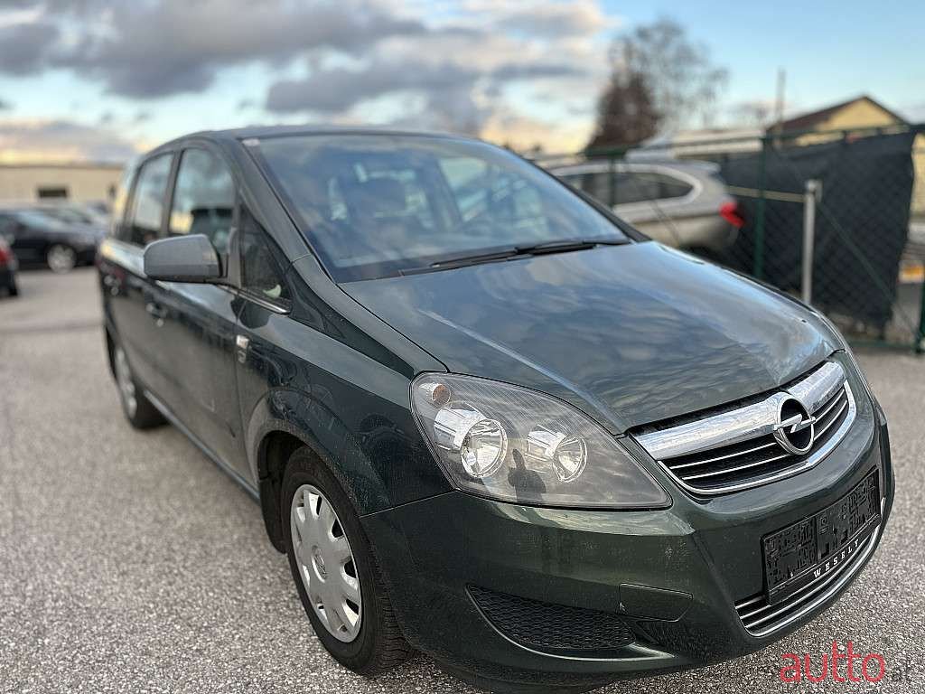 2012' Opel Zafira photo #2