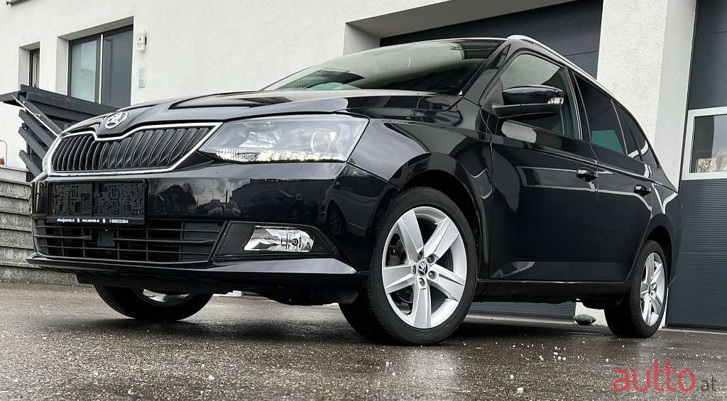 2012' Skoda Fabia photo #3