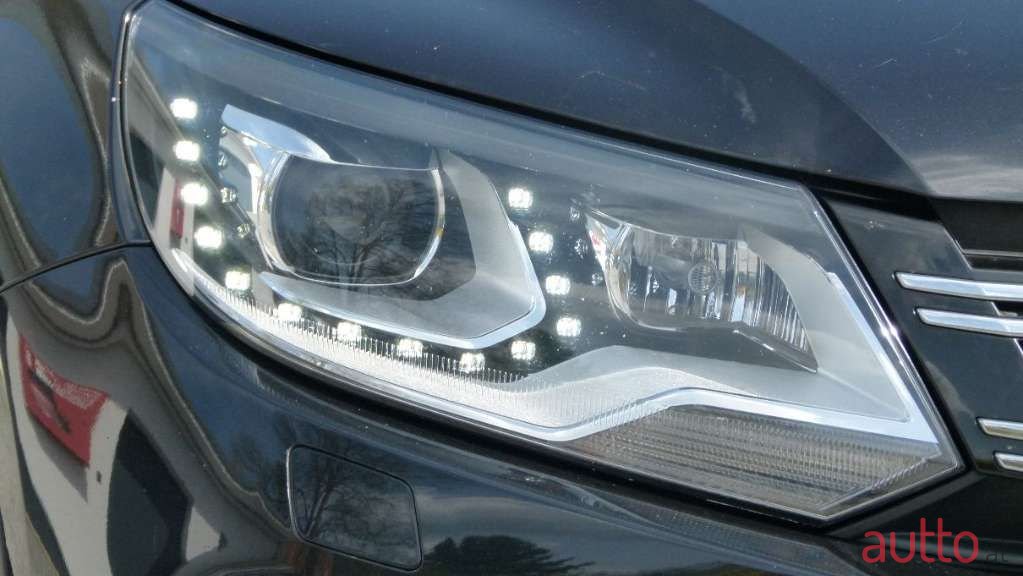 2011' Volkswagen Tiguan photo #4