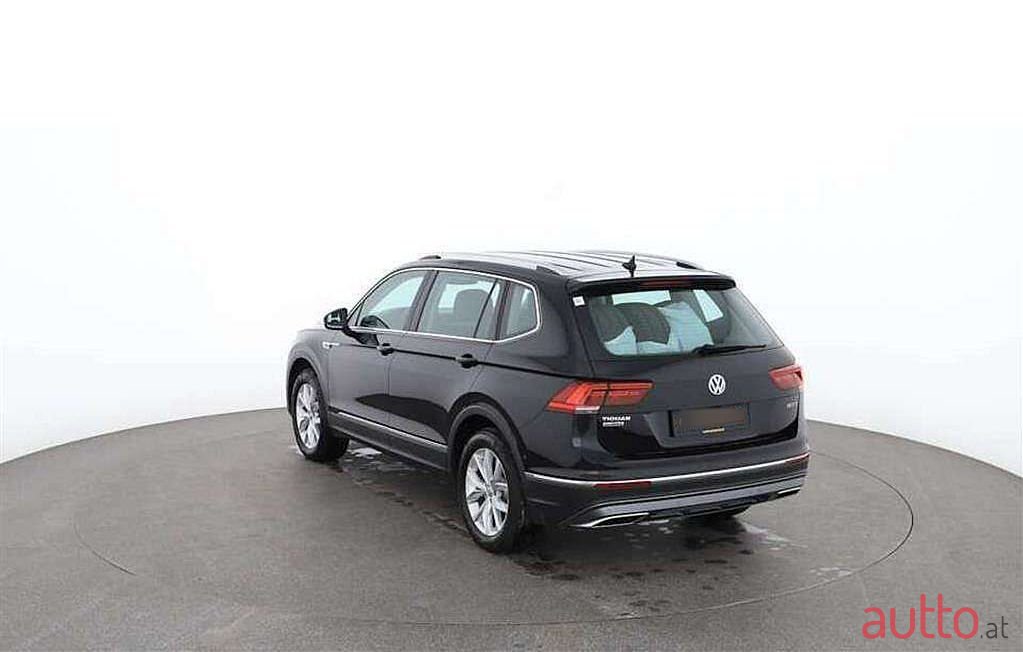 2021' Volkswagen Tiguan photo #3