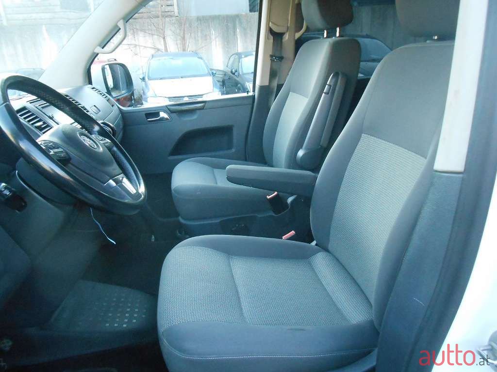 2011' Volkswagen Caravelle photo #6